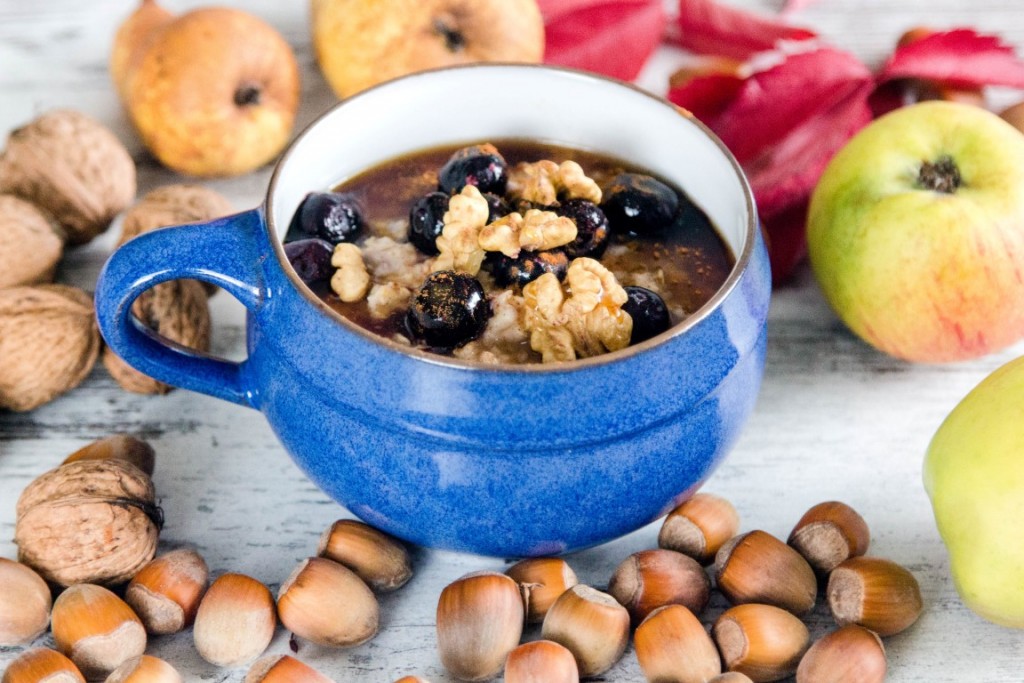 Frühstück-Haferflocken-mit-Obst-und-Nüssen-4