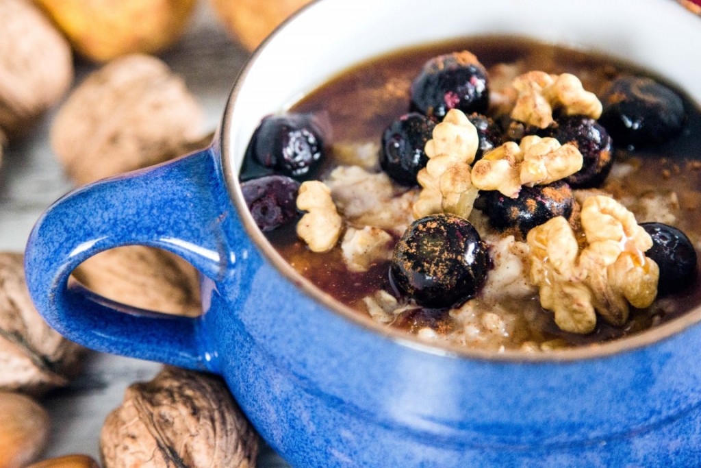 Frühstück-Haferflocken-mit-Obst-und-Nüssen-7