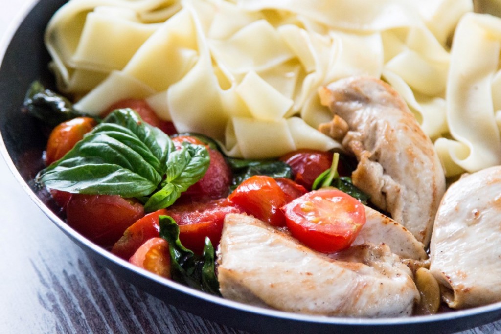 Hühnchen mit Nudeln Tomaten und Basilikum