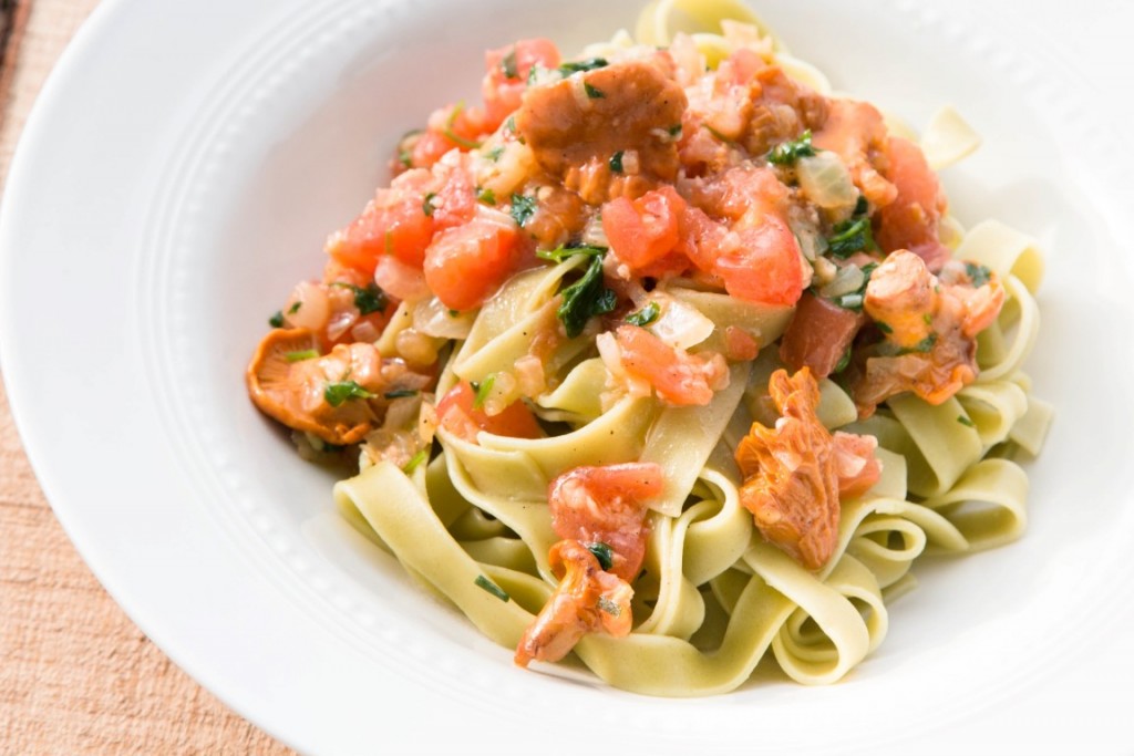 Nudeln-Tagliatelle-mit-Pfifferlingen-und-Tomaten-Sauce-13