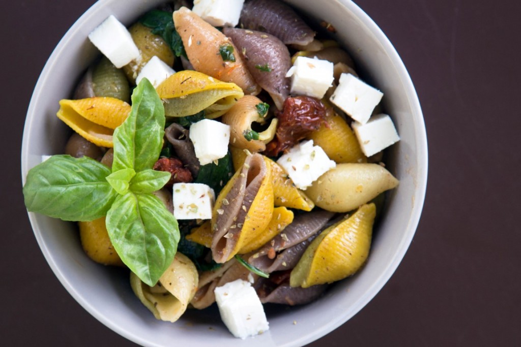 Nudeln-mit-Feta-Käse-getrockneten-Tomaten-und-Spinat-10