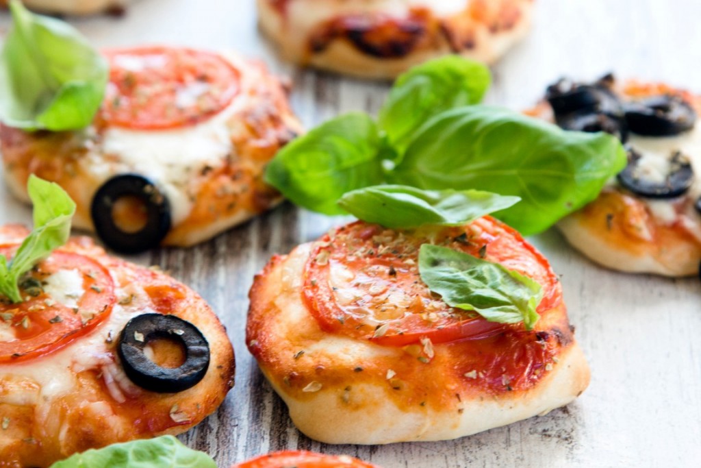 Rezept-Mini-Pizza-mit-Mozarella-Tomatensauce-BAsilikum-Oliven-Käse-11