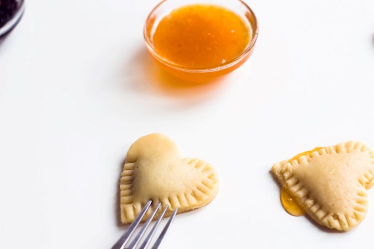 Kekse-Herzen-gefüllt-mit-Marmelade-Valentinstag-Rezept-11