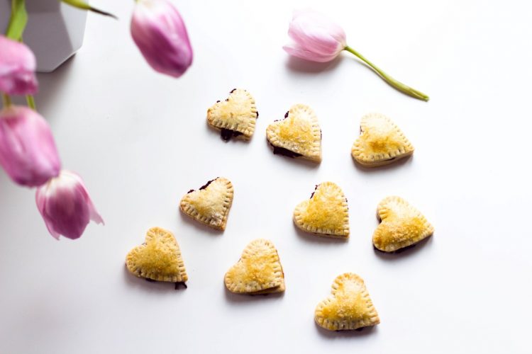 Kekse-Herzen-gefüllt-mit-Marmelade-Valentinstag-Rezept-31