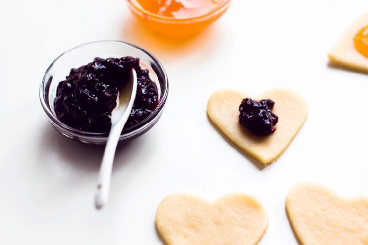Kekse-Herzen-gefüllt-mit-Marmelade-Valentinstag-Rezept-5