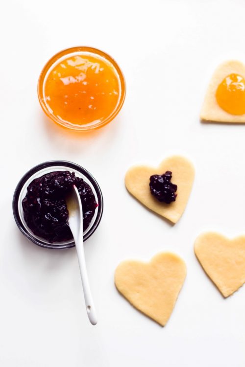 Kekse-Herzen-gefüllt-mit-Marmelade-Valentinstag-Rezept-8