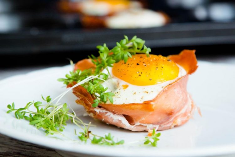 Eier-Muffins-mit-Schinken-getrockneten-Tomaten-Gartenkresse-Rezept-05