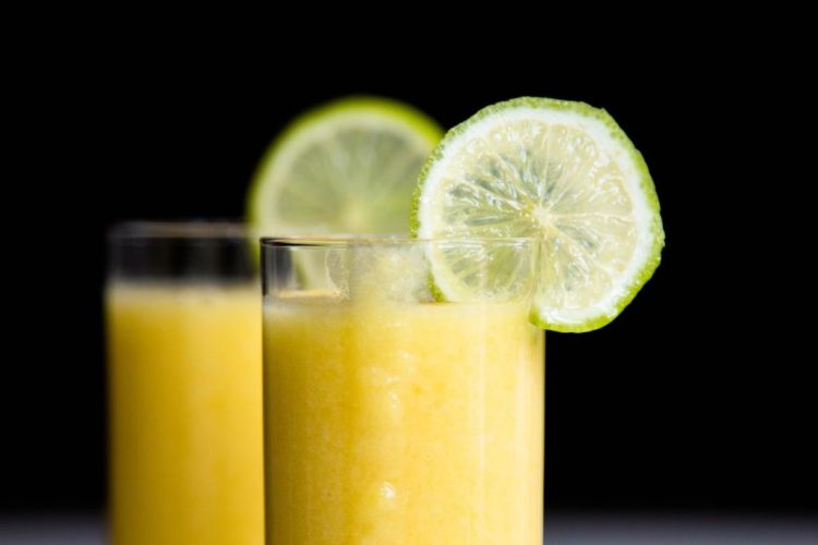 Mango-Cocktail-mit-Limettensaft-und-Kokosmilch-Rezept-02