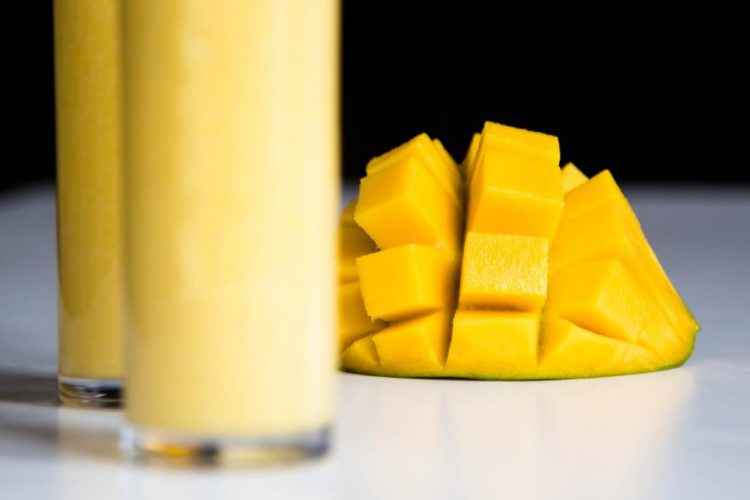 Mango-Cocktail-mit-Limettensaft-und-Kokosmilch-Rezept-03