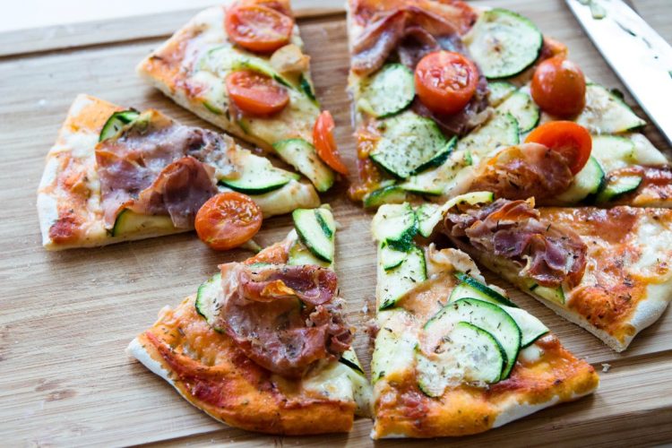Pizza-mit-Schinken-Zucchini-Tomaten-Rezept-8
