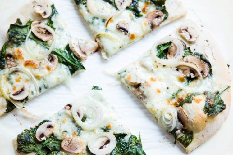 Pizza-mit-Spinat-und-Champignons-Zwiebeln-Rezept-12