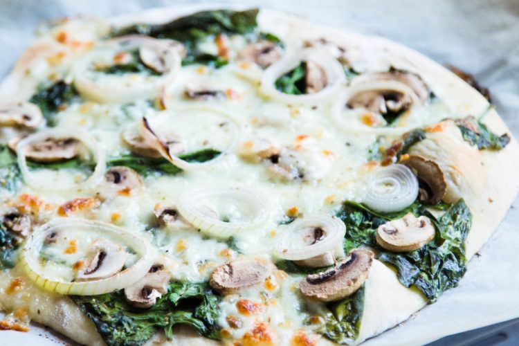 Pizza-mit-Spinat-und-Champignons-Zwiebeln-Rezept-6