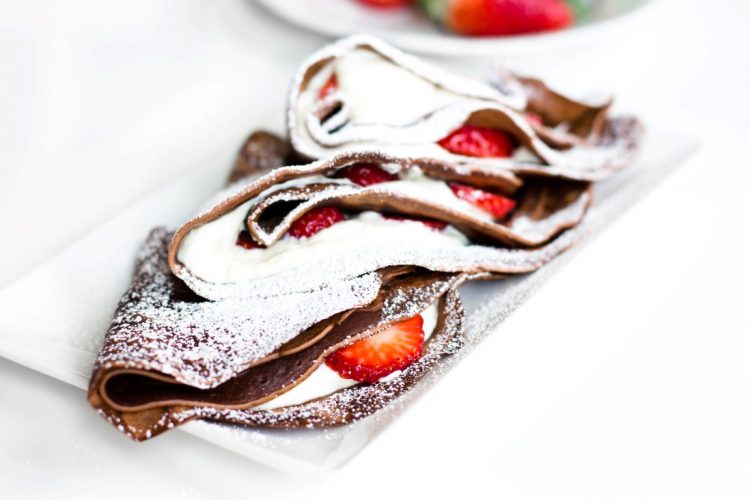 Schokoladen-Pfannkuchen-mit-Nutella-Quarkfüllung-und-Erdbeeren-Rezept-2