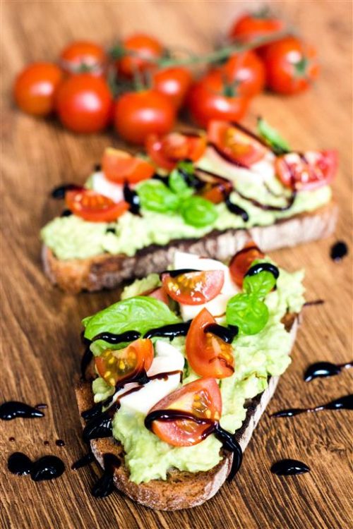 Caprese-Avocado-Brot-(getoastet)-Rezept-03