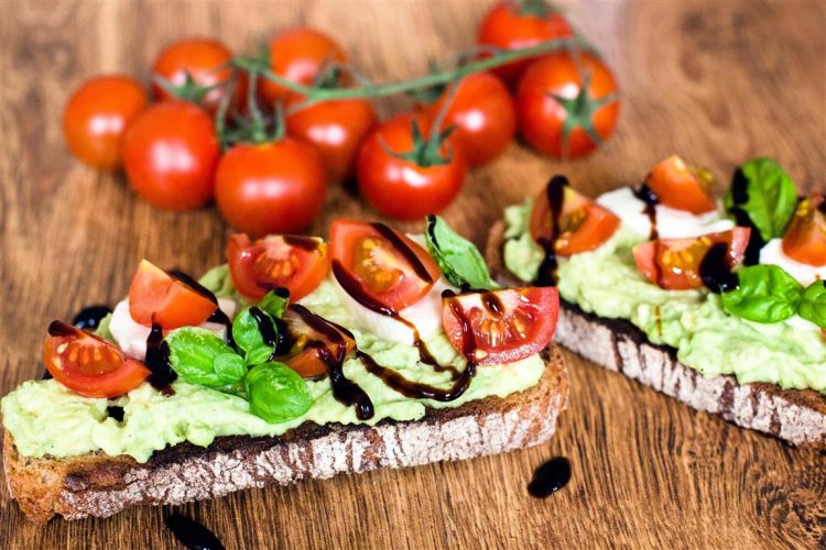 Caprese-Avocado-Brot-(getoastet)-Rezept-11