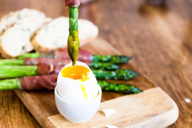 Grüner Spargel im Serranoschinken mit Ei