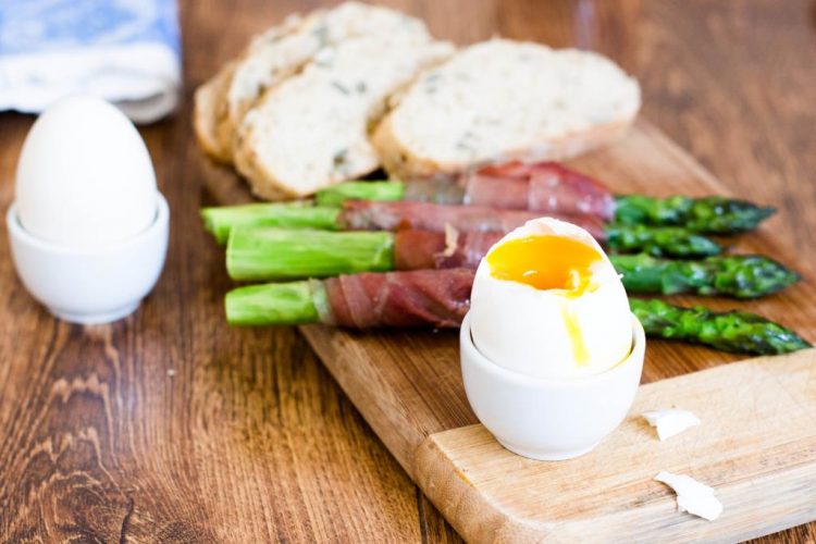 Grüner Spargel im Serranoschinken mit Ei