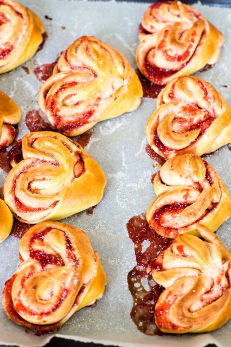 Hefegebäck-in-Herzform-mit-Erdbeer-Marmeladen-Füllung-Rezept-17