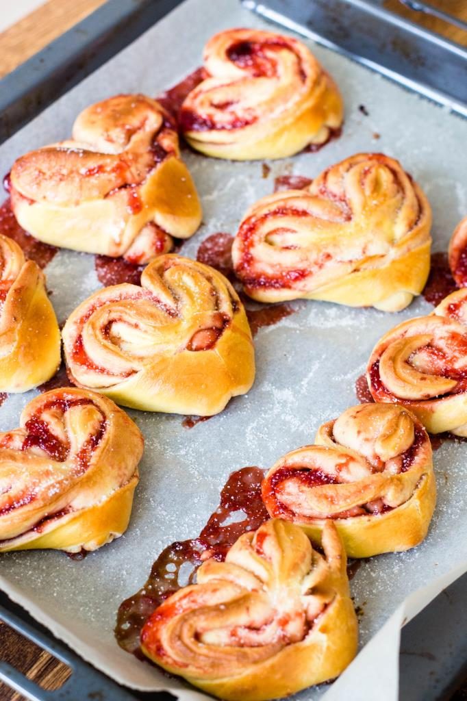 Hefegebäck-in-Herzform-mit-Erdbeer-Marmeladen-Füllung-Rezept-18