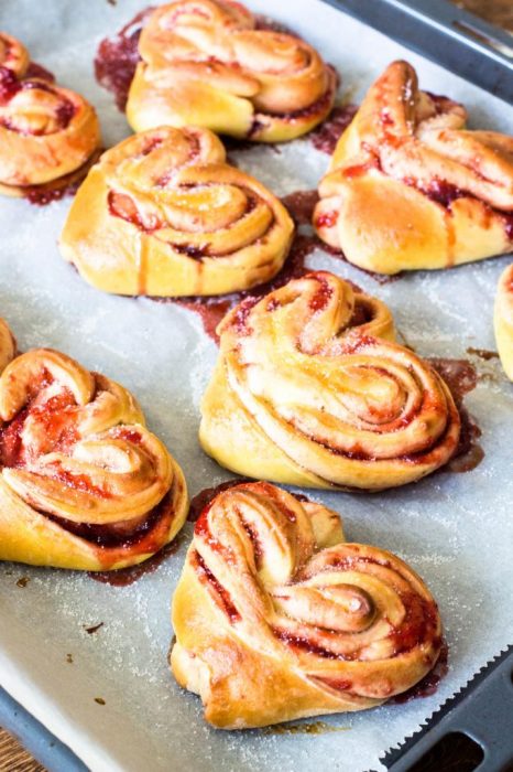 Hefegebäck-in-Herzform-mit-Erdbeer-Marmeladen-Füllung-Rezept-19