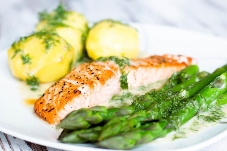 Lachsfilet-mit-Dillsauce-Kartoffeln-und-grünen-Spargel-Rezept-03