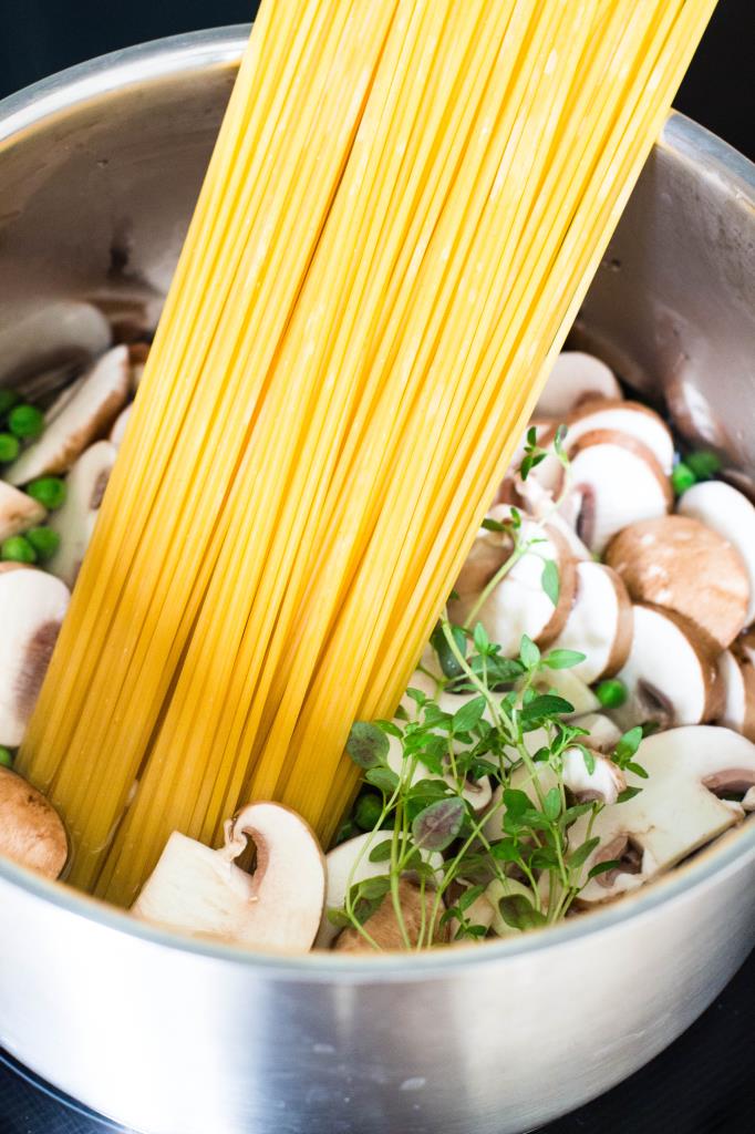 One-Pot-Pasta-mit-Zucchini-und-Champignons-Rezept-01