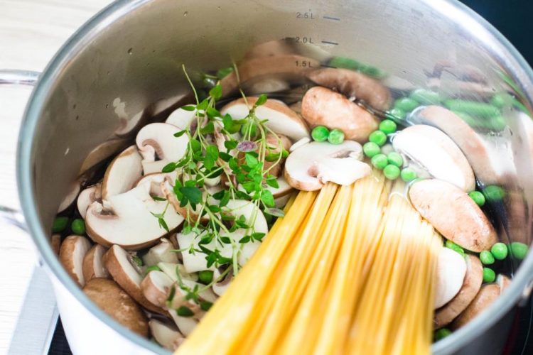 One-Pot-Pasta-mit-Zucchini-und-Champignons-Rezept-07