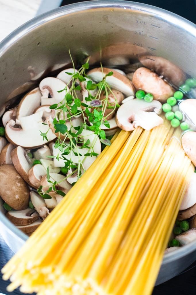 One-Pot-Pasta-mit-Zucchini-und-Champignons-Rezept-08