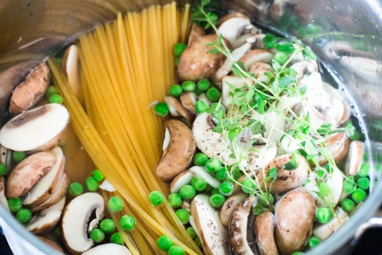 One-Pot-Pasta-mit-Zucchini-und-Champignons-Rezept-12