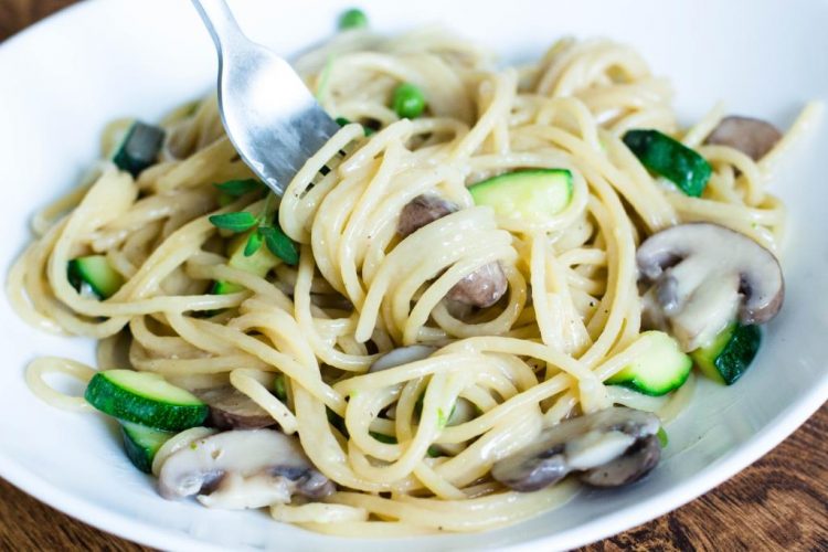 One-Pot-Pasta-mit-Zucchini-und-Champignons-Rezept-13
