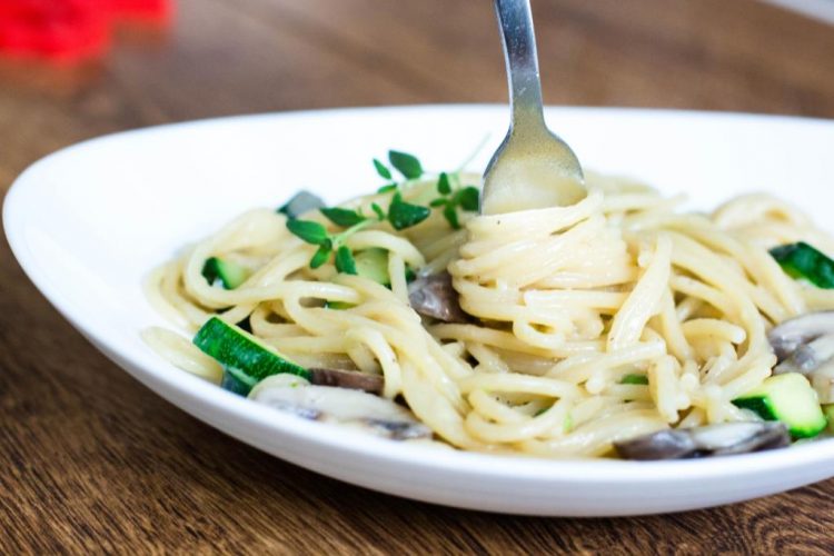 One-Pot-Pasta-mit-Zucchini-und-Champignons-Rezept-14
