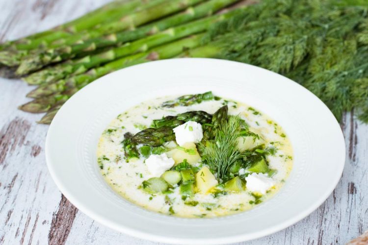 Spargelsuppe grüner Spargel Feta Kartoffeln und Dill