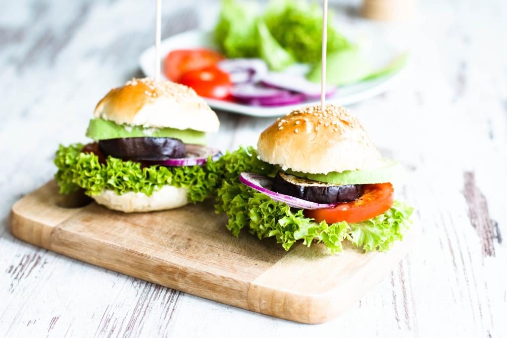 Veggieburger-Hamburger-vegetarisch-mit-Avocado-Tomaten-Rezept-01
