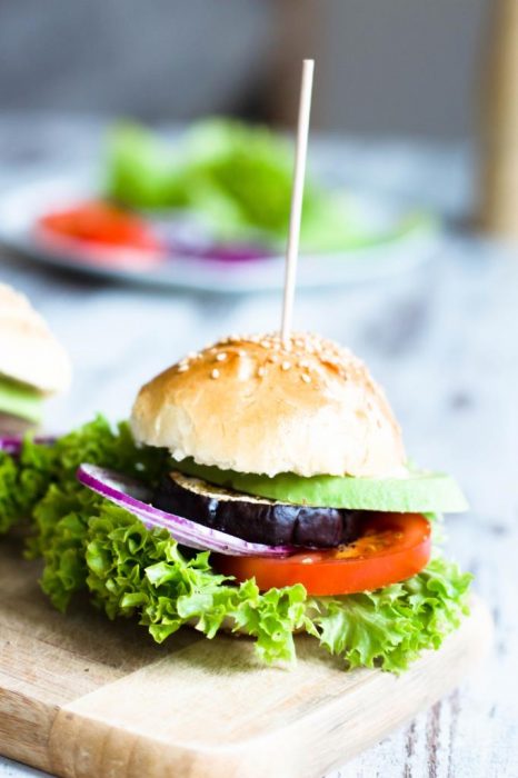 Veggieburger-Hamburger-vegetarisch-mit-Avocado-Tomaten-Rezept-03