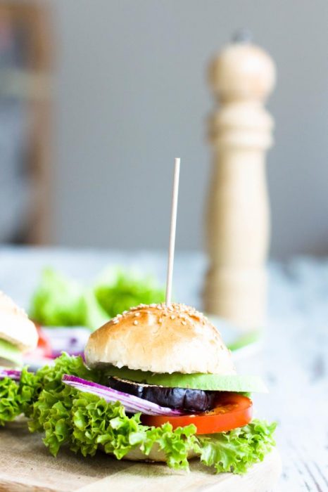 Veggieburger-Hamburger-vegetarisch-mit-Avocado-Tomaten-Rezept-04