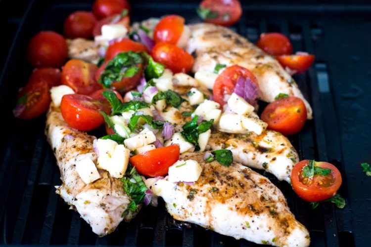 Hähnchenbrustfilet-Caprese-mit-Mozzarella-Tomaten-Basilikum-Rezept-01