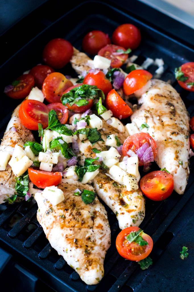 Hähnchenbrustfilet-Caprese-mit-Mozzarella-Tomaten-Basilikum-Rezept-04