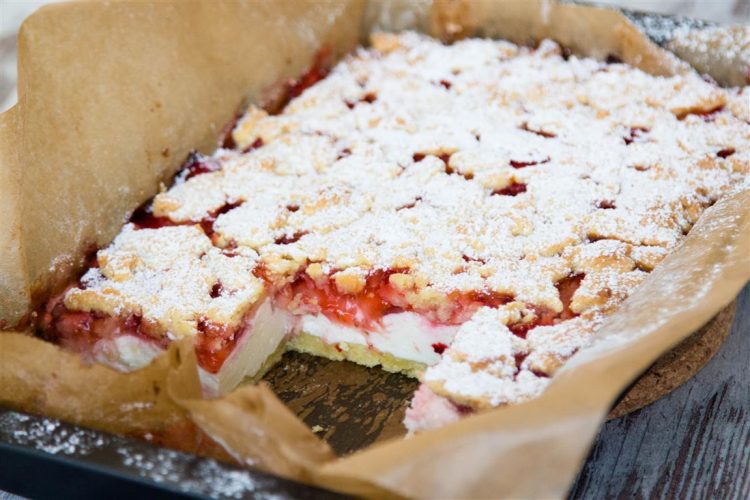 Quarkkuchen-mit-Erdbeeren-und-Streusel-Rezept-12