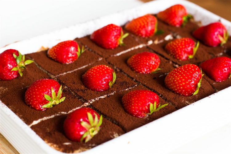 Schneller-Tiramisu-Käsekuchen-mit-Erdbeeren-Rezept-11