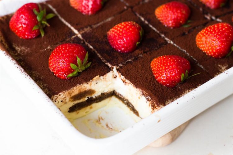 Schneller-Tiramisu-Käsekuchen-mit-Erdbeeren-Rezept-14