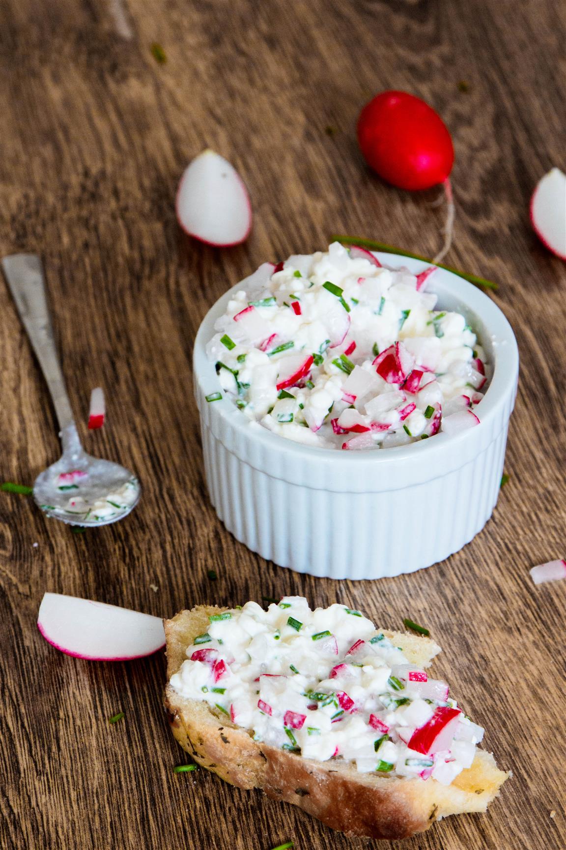 Brotaufstrich-mit-Radischen-und-Frischkäse-Rezept-05