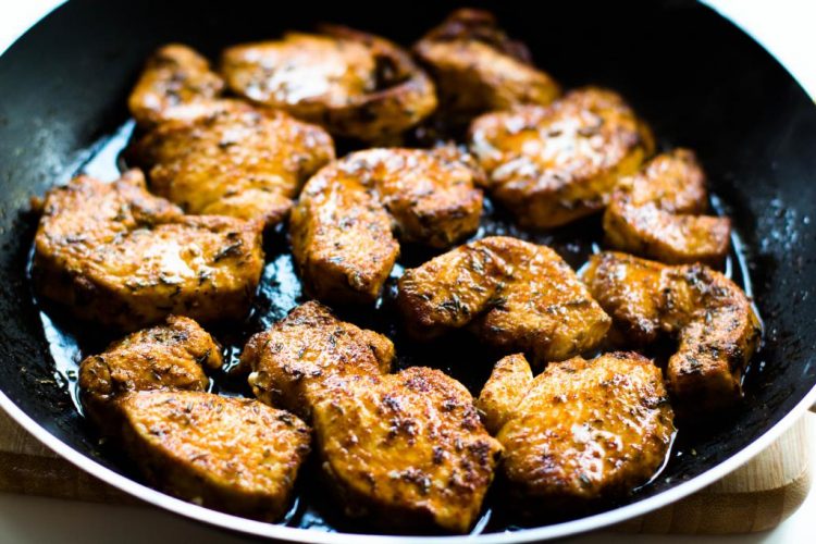 selbstgemachte-hamburger-mit-rucola-getrockneten-tomaten-roten-zwiebeln-huehnchen-senf-honig-sauce-rezept-1