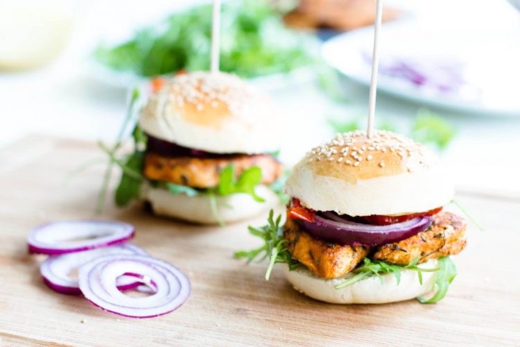 selbstgemachte-hamburger-mit-rucola-getrockneten-tomaten-roten-zwiebeln-huehnchen-senf-honig-sauce-rezept-16