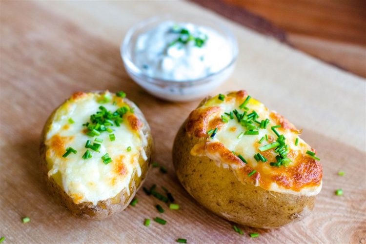 für Backkartoffeln mit Ei und Mozzarella