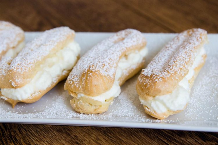 Eclairs mit Schlagsahne