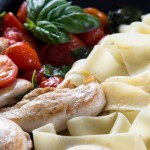 Hühnchen mit Nudeln Tomate und Basilikum