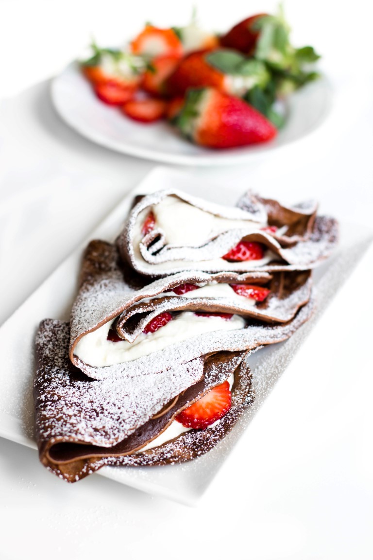 Schokoladen-Pfannkuchen-mit-Nutella-Quarkfüllung-und-Erdbeeren-Rezept-1