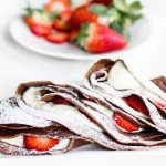 Schokoladen Pfannkuchen mit Nutella-Quarkfüllung und Erdbeeren