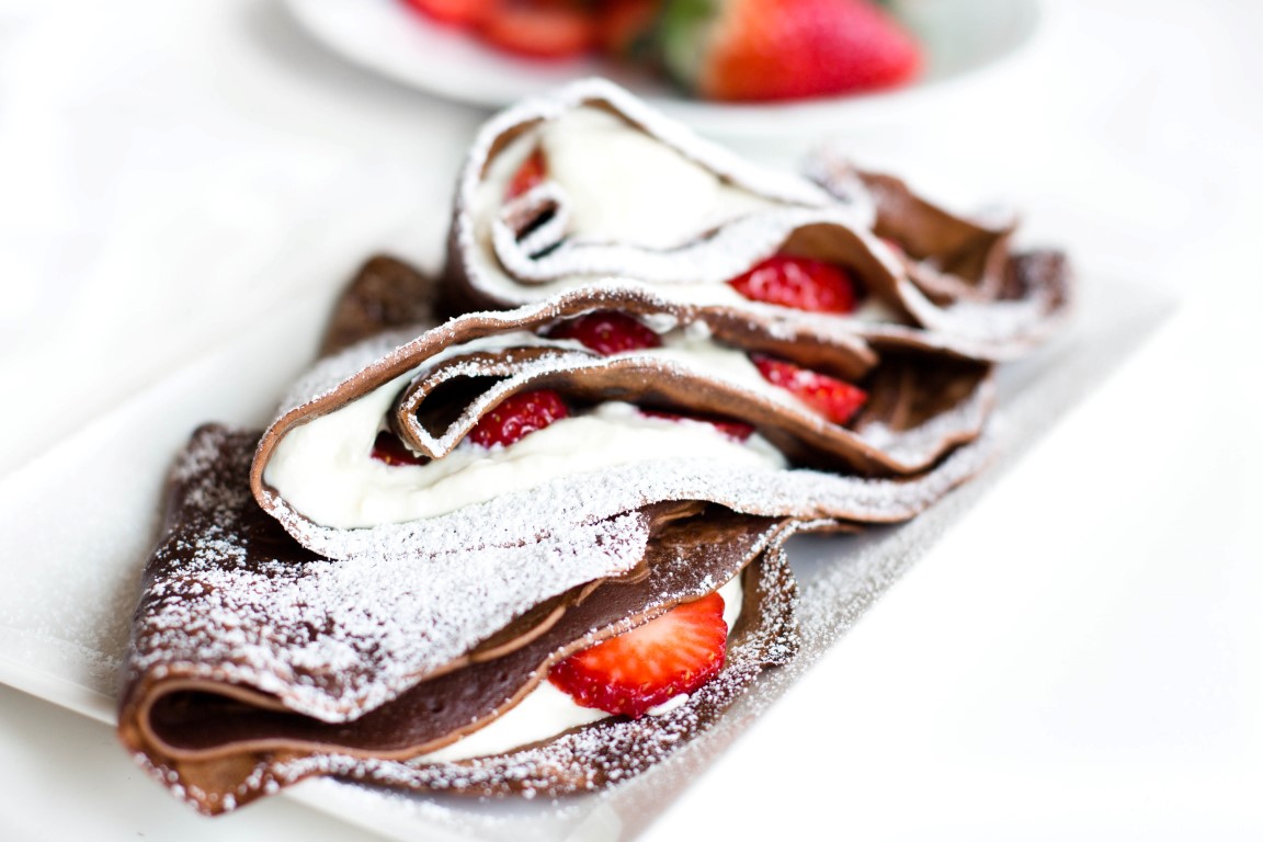 SCHOKOLADEN PFANNKUCHEN MIT NUTELLA-QUARKFÜLLUNG UND ERDBEEREN