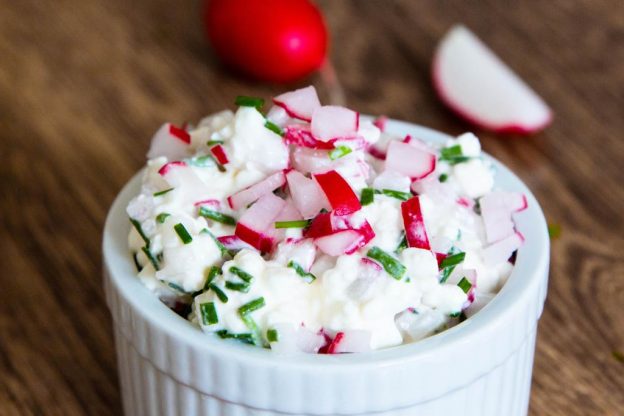 Brotaufstrich mit Radieschen und Frischkäse